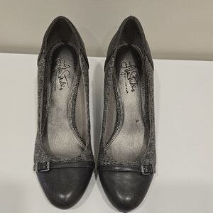 Life Stride Black and Gray Heels